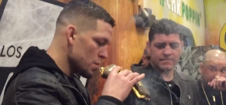 Los hermanos Diaz fuman marihuana usando un guante de UFC como pipa