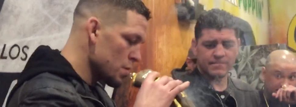 Los hermanos Diaz fuman marihuana usando un guante de UFC como pipa