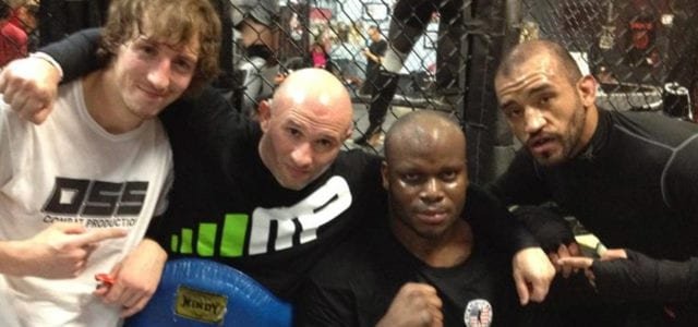 Coach de Derrick Lewis explota contra reporteros y fans que critican a Lewis