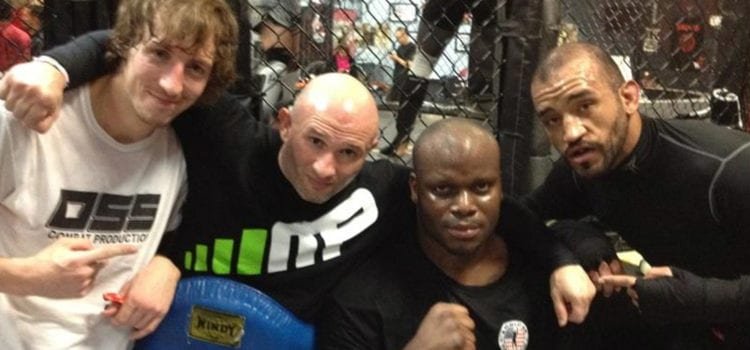 Coach de Derrick Lewis explota contra reporteros y fans que critican a Lewis