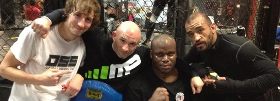 Coach de Derrick Lewis explota contra reporteros y fans que critican a Lewis