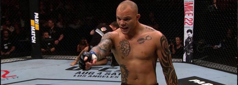 Anthony Smith se regocija por la brutal derrota de Luke Rockhold