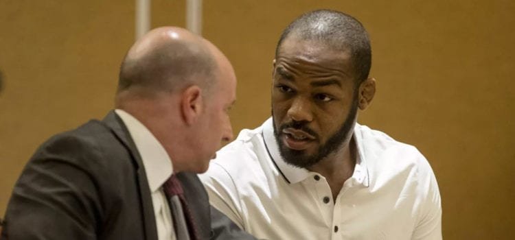 Jon Jones enfrenta cargos por agresión en un club de desnudistas