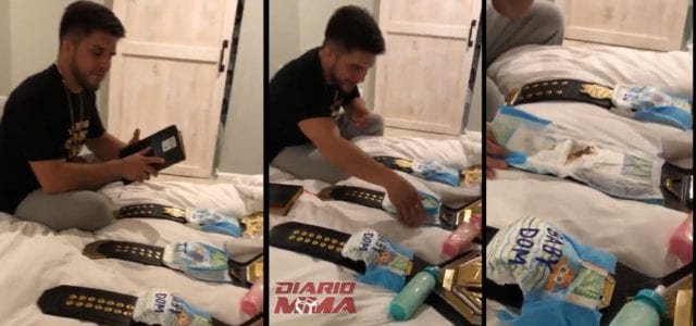 Video: Cejudo les lee cuentos y pone pañales a sus cinturones