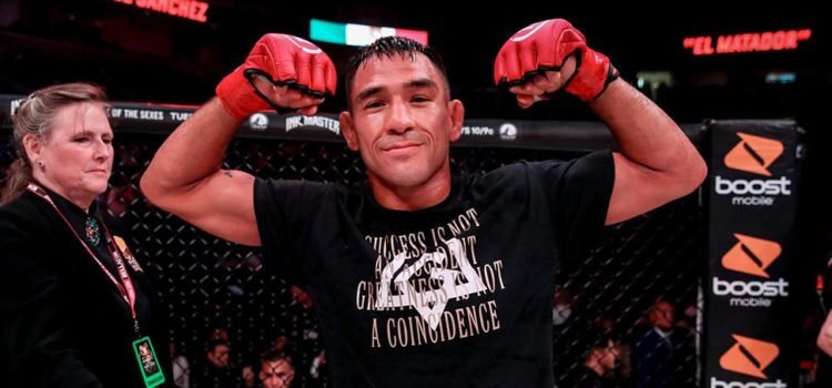 Emmanuel Sanchez emociona y avanza en el torneo pluma de Bellator
