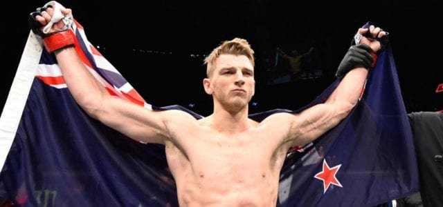 Dan Hooker le ofrece la mitad de su salario a Dustin Poirier