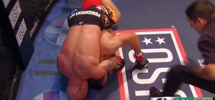 Video: Tito Ortiz somete a Alberto del Rio en el primer round